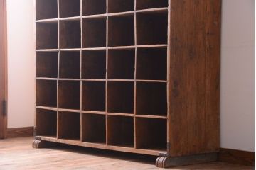 アンティーク家具　アンティーク調　木製の大きなマス目棚