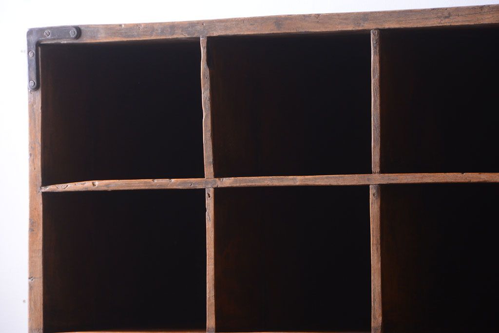 アンティーク家具　アンティーク調　木製の大きなマス目棚