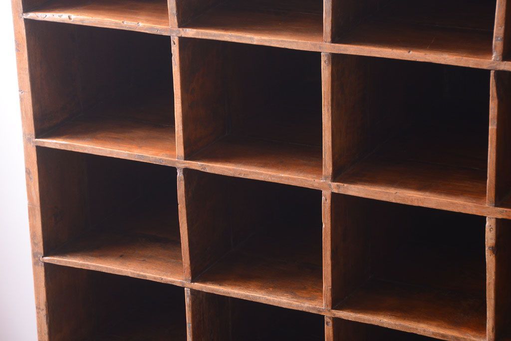 アンティーク家具　アンティーク調　木製の大きなマス目棚