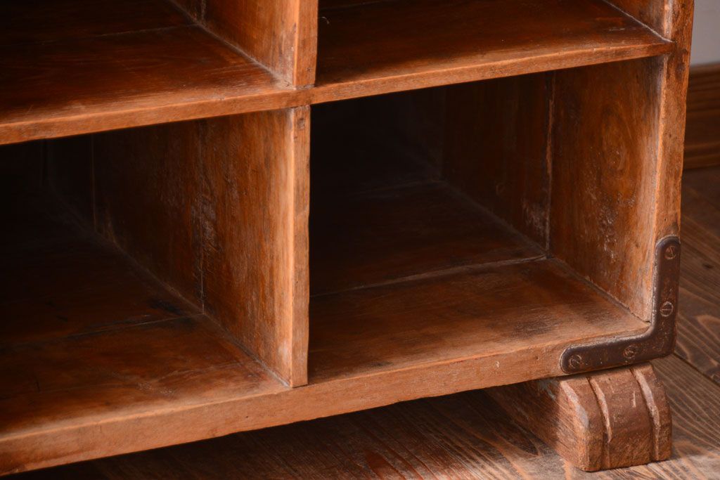 アンティーク家具　アンティーク調　木製の大きなマス目棚