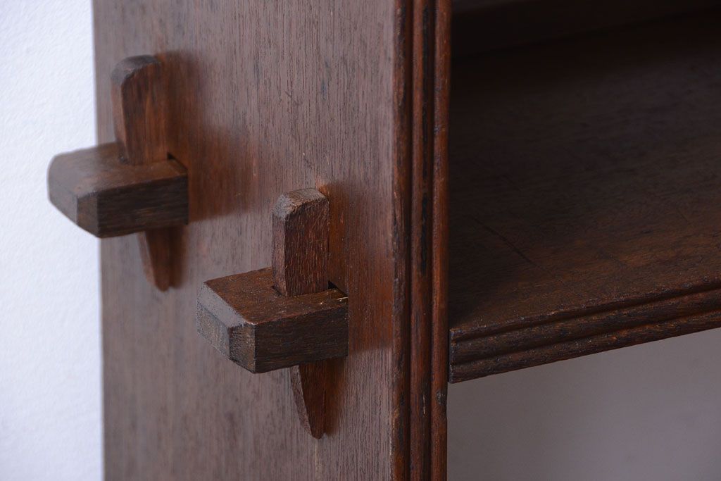 アンティーク家具　和製アンティーク　古い木の楔(くさび)式本棚(ブックシェルフ)