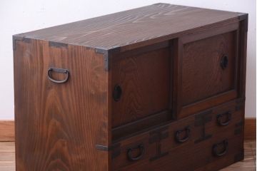 アンティーク家具　古民具・骨董　厚手金具の時代箪笥ローボード(1)