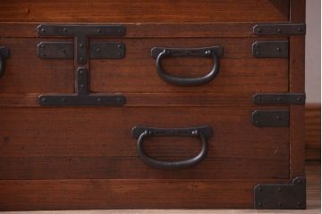 アンティーク家具　古民具・骨董　厚手金具の時代箪笥ローボード(1)