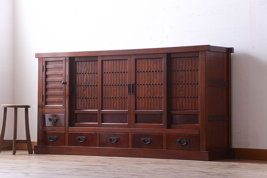 中古　民芸家具　楡材　総無垢　四枚引き戸の高級水屋箪笥