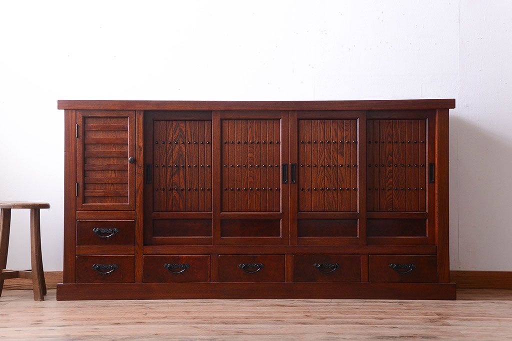 中古　民芸家具　楡材　総無垢　四枚引き戸の高級水屋箪笥