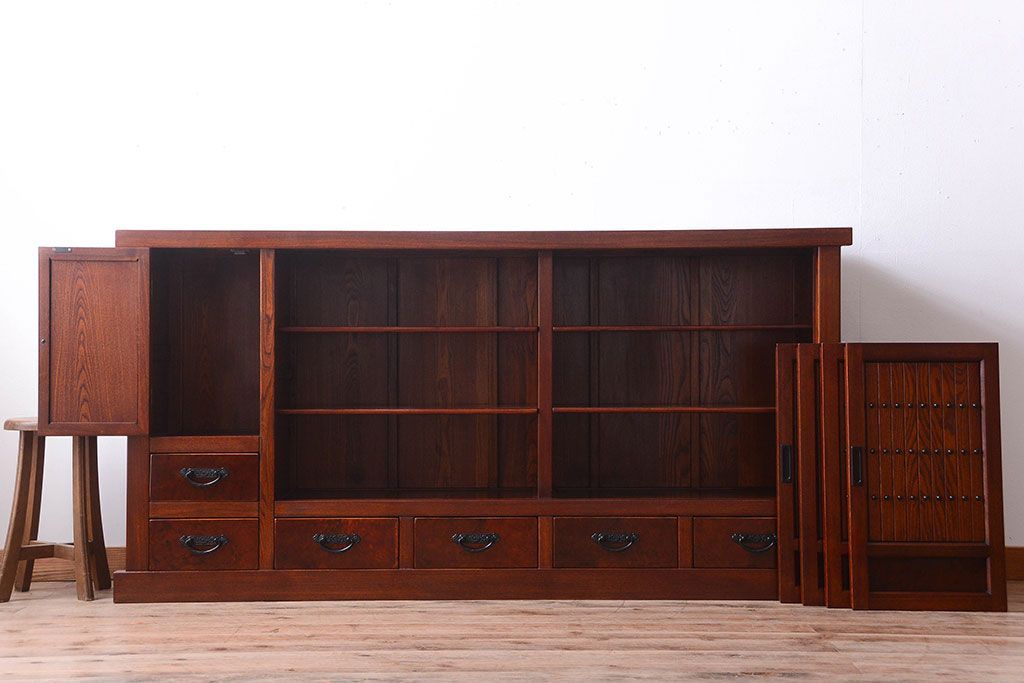 中古　民芸家具　楡材　総無垢　四枚引き戸の高級水屋箪笥