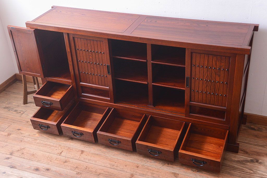 中古　民芸家具　楡材　総無垢　四枚引き戸の高級水屋箪笥