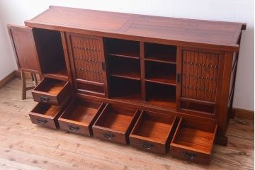 中古　民芸家具　楡材　総無垢　四枚引き戸の高級水屋箪笥