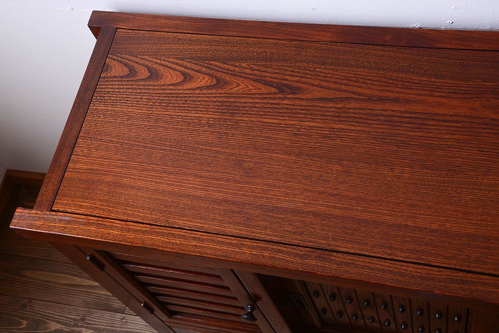 中古　民芸家具　楡材　総無垢　四枚引き戸の高級水屋箪笥