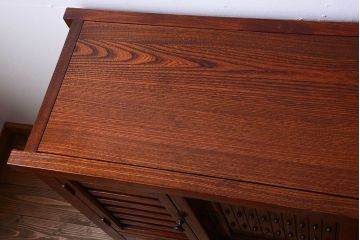 中古　民芸家具　楡材　総無垢　四枚引き戸の高級水屋箪笥