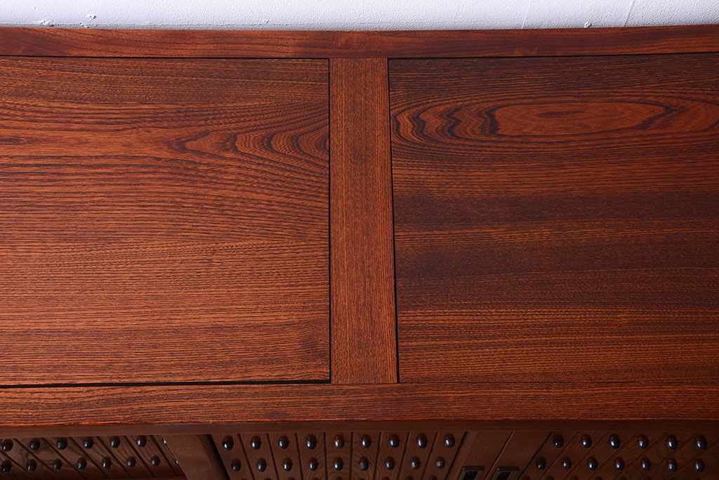 中古　民芸家具　楡材　総無垢　四枚引き戸の高級水屋箪笥