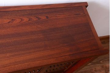 中古　民芸家具　楡材　総無垢　四枚引き戸の高級水屋箪笥