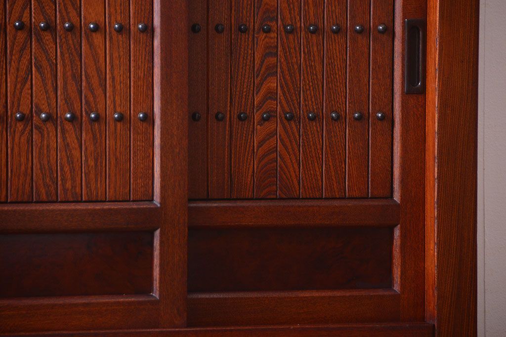 中古　民芸家具　楡材　総無垢　四枚引き戸の高級水屋箪笥