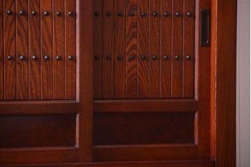 中古　民芸家具　楡材　総無垢　四枚引き戸の高級水屋箪笥