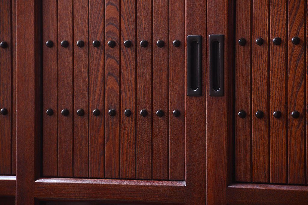 中古　民芸家具　楡材　総無垢　四枚引き戸の高級水屋箪笥