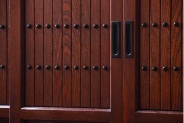 中古　民芸家具　楡材　総無垢　四枚引き戸の高級水屋箪笥