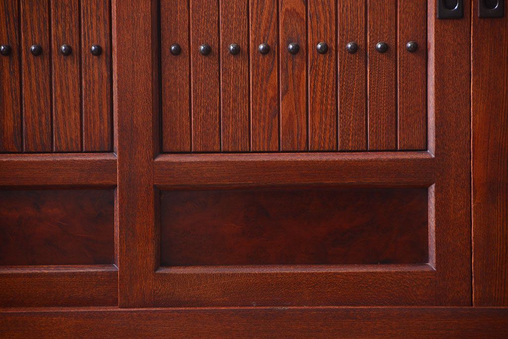 中古　民芸家具　楡材　総無垢　四枚引き戸の高級水屋箪笥