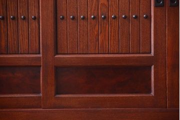 中古　民芸家具　楡材　総無垢　四枚引き戸の高級水屋箪笥