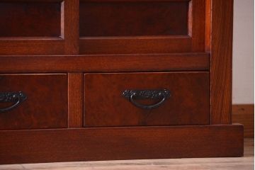 中古　民芸家具　楡材　総無垢　四枚引き戸の高級水屋箪笥