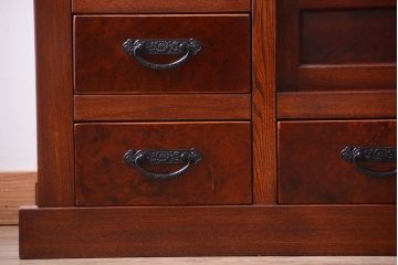 中古　民芸家具　楡材　総無垢　四枚引き戸の高級水屋箪笥