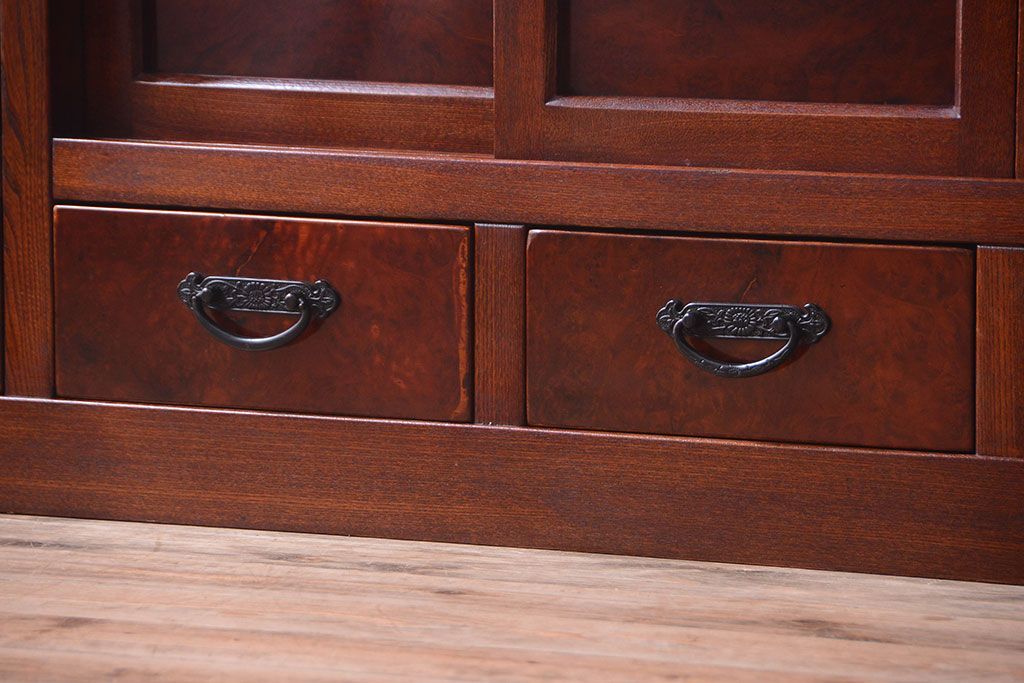 中古　民芸家具　楡材　総無垢　四枚引き戸の高級水屋箪笥