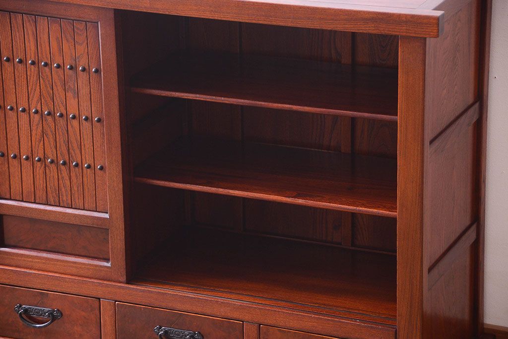 中古　民芸家具　楡材　総無垢　四枚引き戸の高級水屋箪笥