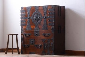 アンティーク家具　古民具・骨董　重厚な金具の美しい観音開き時代箪笥(衣装箪笥)