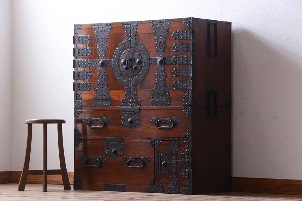 アンティーク家具　古民具・骨董　重厚な金具の美しい観音開き時代箪笥(衣装箪笥)
