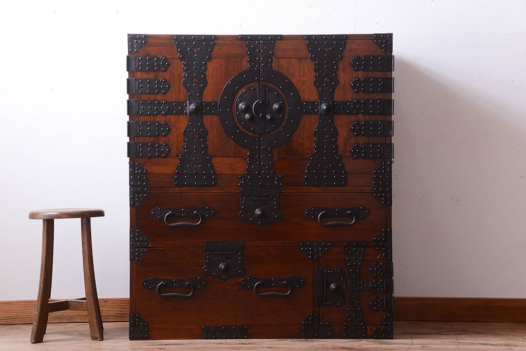 アンティーク家具　古民具・骨董　重厚な金具の美しい観音開き時代箪笥(衣装箪笥)