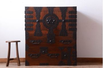 アンティーク家具　古民具・骨董　重厚な金具の美しい観音開き時代箪笥(衣装箪笥)