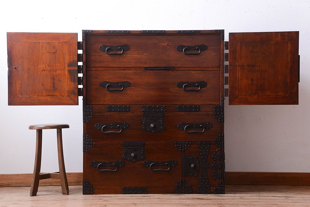 アンティーク家具　古民具・骨董　重厚な金具の美しい観音開き時代箪笥(衣装箪笥)