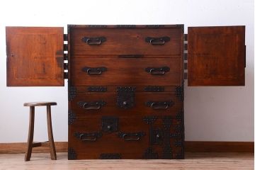 アンティーク家具　古民具・骨董　重厚な金具の美しい観音開き時代箪笥(衣装箪笥)