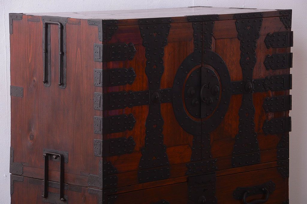 アンティーク家具　古民具・骨董　重厚な金具の美しい観音開き時代箪笥(衣装箪笥)