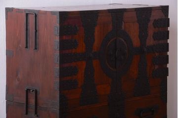 アンティーク家具　古民具・骨董　重厚な金具の美しい観音開き時代箪笥(衣装箪笥)