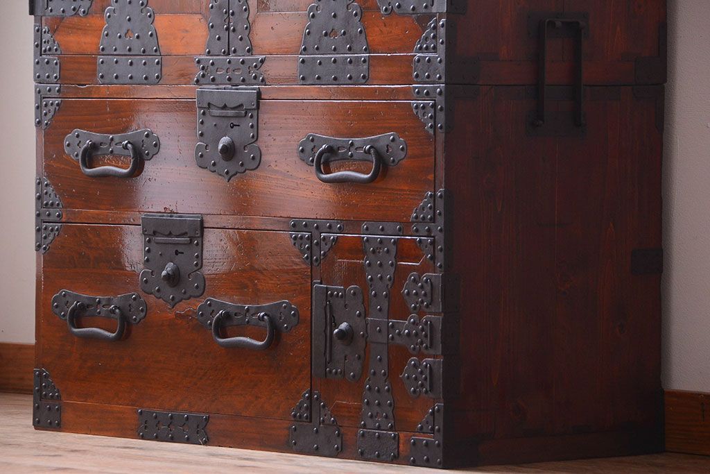 アンティーク家具　古民具・骨董　重厚な金具の美しい観音開き時代箪笥(衣装箪笥)