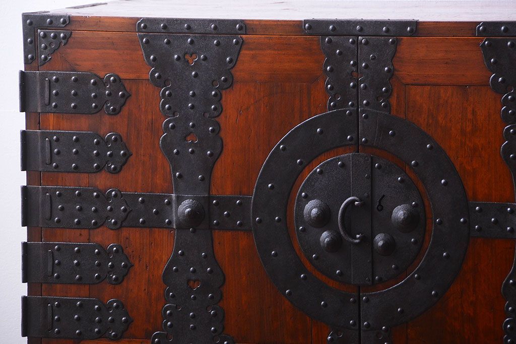 アンティーク家具　古民具・骨董　重厚な金具の美しい観音開き時代箪笥(衣装箪笥)