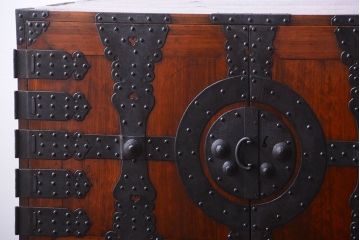 アンティーク家具　古民具・骨董　重厚な金具の美しい観音開き時代箪笥(衣装箪笥)