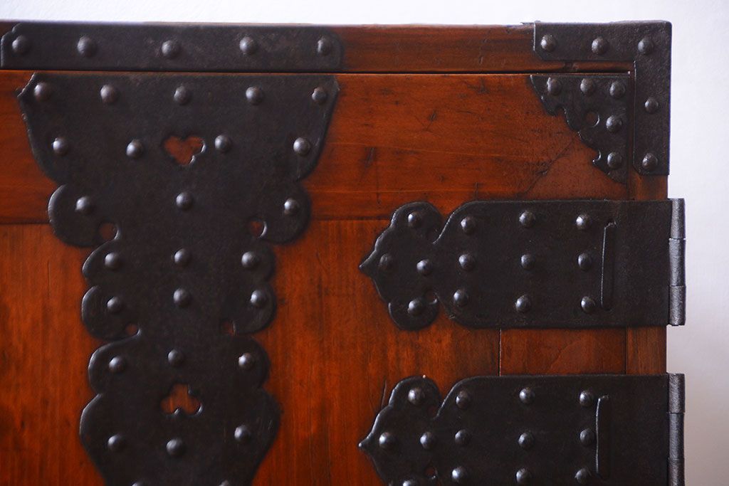 アンティーク家具　古民具・骨董　重厚な金具の美しい観音開き時代箪笥(衣装箪笥)