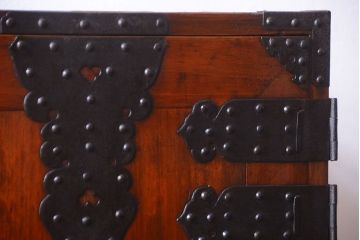 アンティーク家具　古民具・骨董　重厚な金具の美しい観音開き時代箪笥(衣装箪笥)