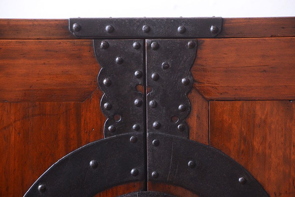 アンティーク家具　古民具・骨董　重厚な金具の美しい観音開き時代箪笥(衣装箪笥)