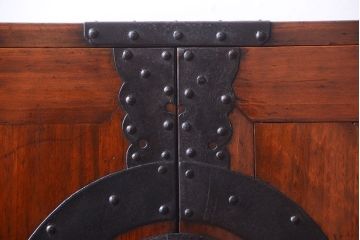 アンティーク家具　古民具・骨董　重厚な金具の美しい観音開き時代箪笥(衣装箪笥)