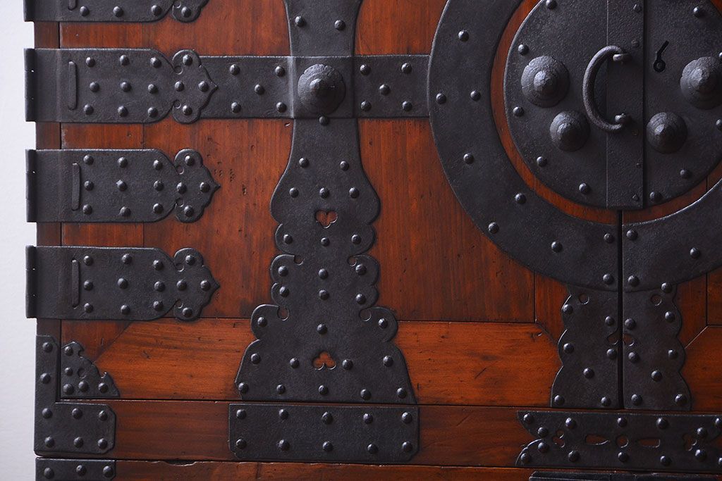 アンティーク家具　古民具・骨董　重厚な金具の美しい観音開き時代箪笥(衣装箪笥)