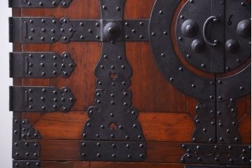 アンティーク家具　古民具・骨董　重厚な金具の美しい観音開き時代箪笥(衣装箪笥)