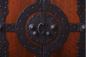 アンティーク家具　古民具・骨董　重厚な金具の美しい観音開き時代箪笥(衣装箪笥)