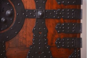 アンティーク家具　古民具・骨董　重厚な金具の美しい観音開き時代箪笥(衣装箪笥)