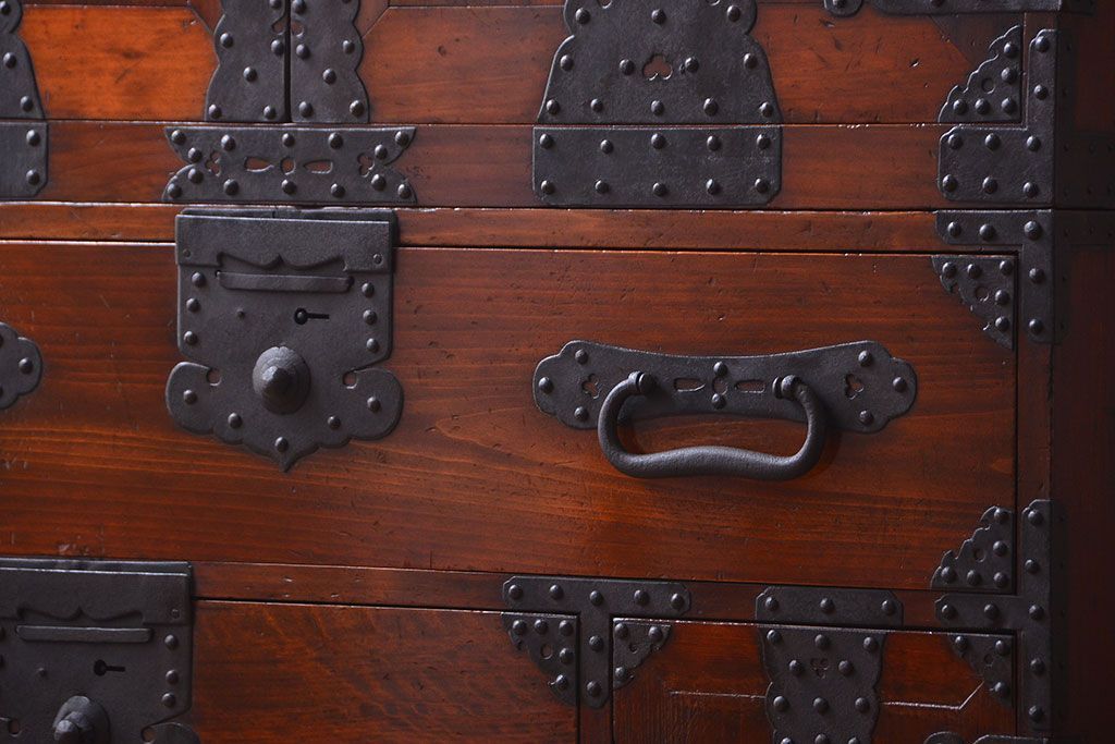 アンティーク家具　古民具・骨董　重厚な金具の美しい観音開き時代箪笥(衣装箪笥)