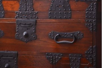 アンティーク家具　古民具・骨董　重厚な金具の美しい観音開き時代箪笥(衣装箪笥)