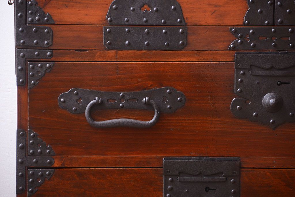 アンティーク家具　古民具・骨董　重厚な金具の美しい観音開き時代箪笥(衣装箪笥)