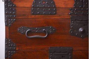 アンティーク家具　古民具・骨董　重厚な金具の美しい観音開き時代箪笥(衣装箪笥)