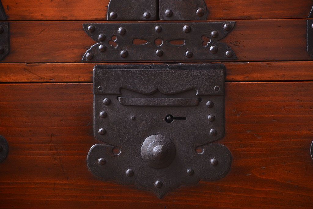 アンティーク家具　古民具・骨董　重厚な金具の美しい観音開き時代箪笥(衣装箪笥)